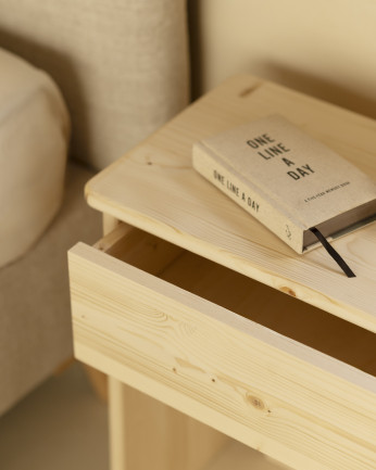 Table de chevet en bois massif en ton naturel de 50x42cm