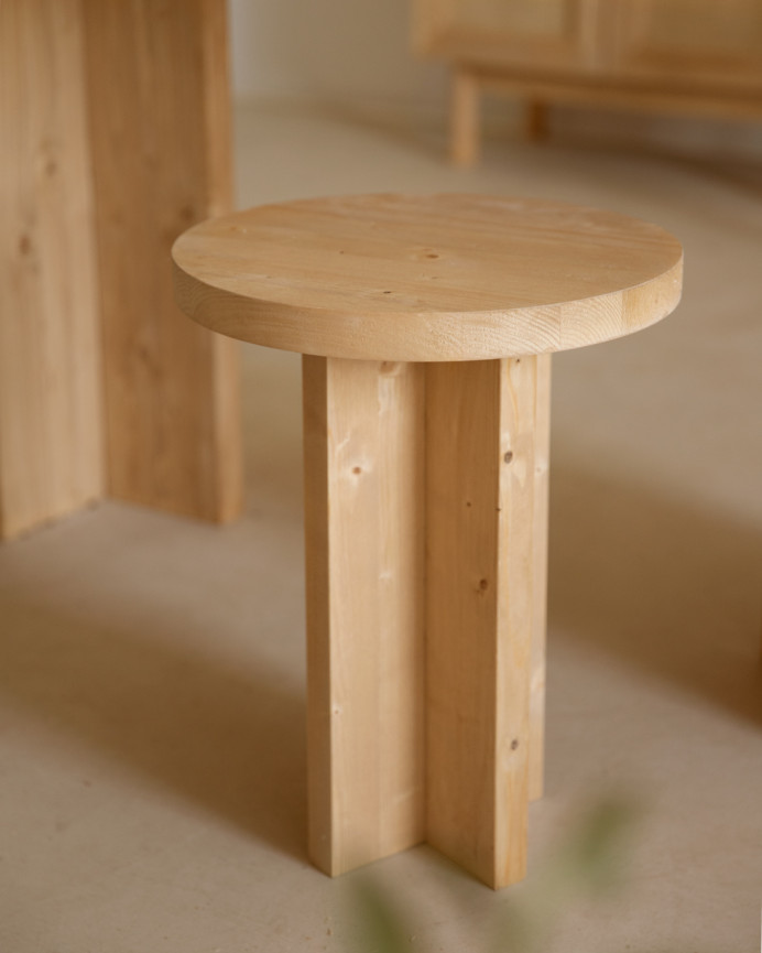 Tabouret en bois massif ton chêne moyen 45x35cm