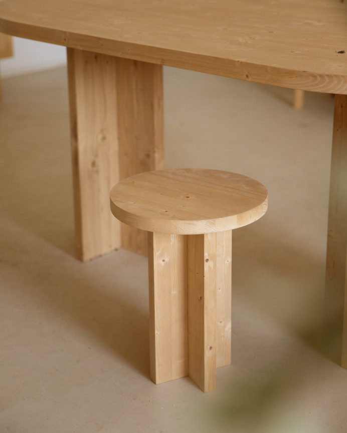 Tabouret en bois massif ton chêne moyen 45x35cm