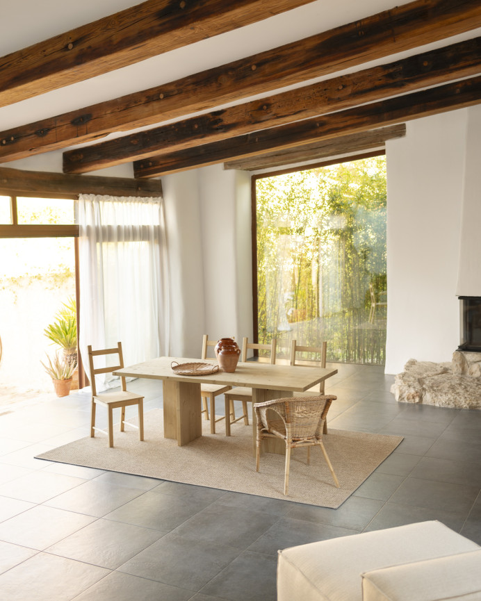 Table à manger en bois massif ton chêne moyen de différentes tailles