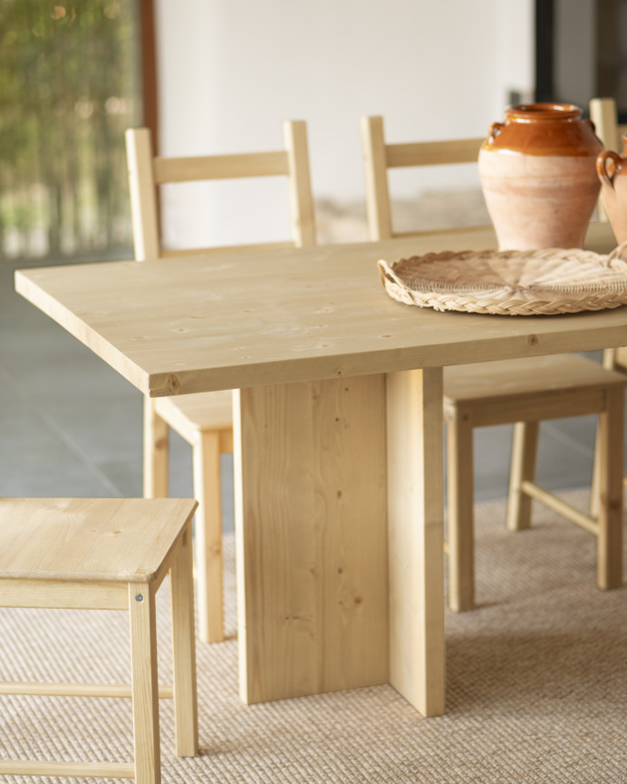 Table à manger en bois massif ton chêne moyen de différentes tailles