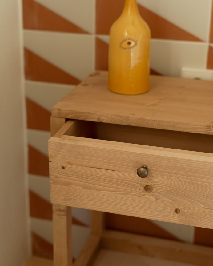 Table de chevet en bois massif avec un tiroir en teinte chêne moyen de 61x42cm.