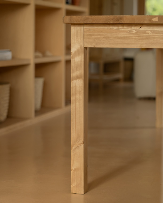 Table à manger carrée en bois massif en teinte chêne moyen de 75x80cm.