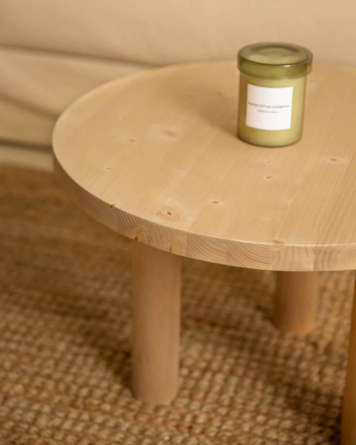 Table basse ronde en bois massif en teinte chêne moyen de 40x60cm.