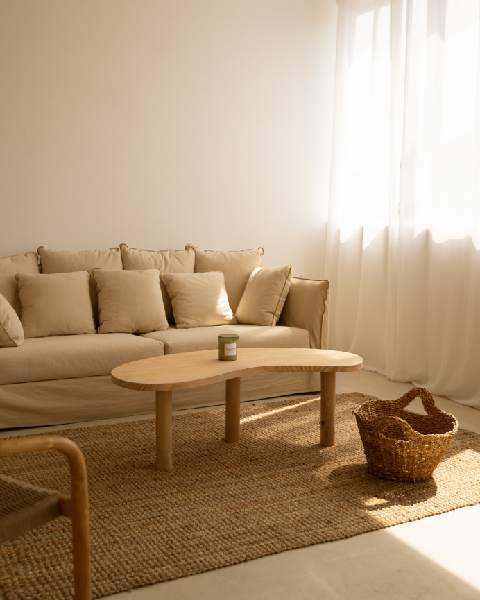 Table basse en bois massif aux formes organiques en teinte chêne moyen de différentes tailles.