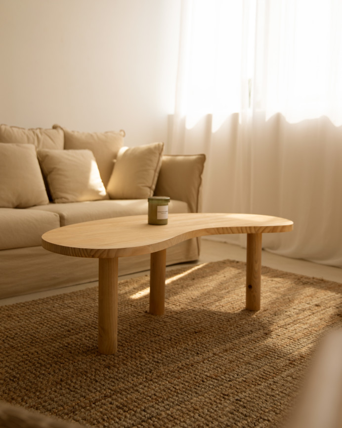 Table basse en bois massif aux formes organiques en teinte chêne moyen de différentes tailles.