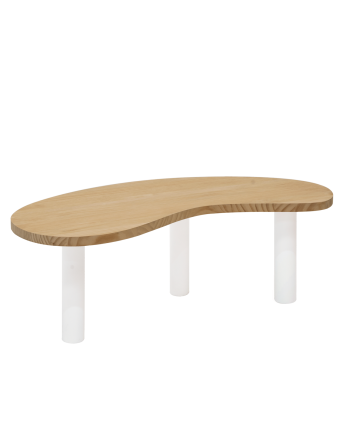 Table basse en bois massif aux formes organiques, plateau en chêne moyen et pieds blancs de différentes tailles.