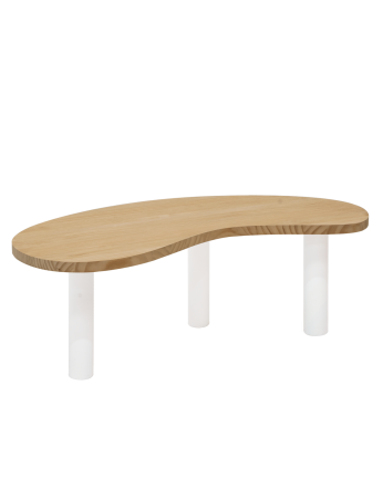 Table basse en bois massif aux formes organiques, plateau en chêne moyen et pieds blancs de différentes tailles.