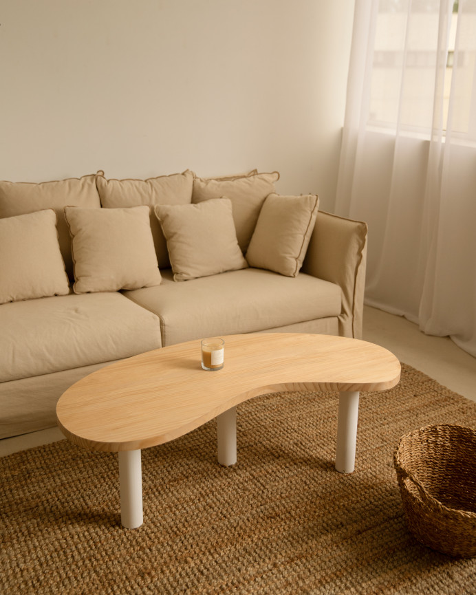 Table basse en bois massif aux formes organiques, plateau en chêne moyen et pieds blancs de différentes tailles.