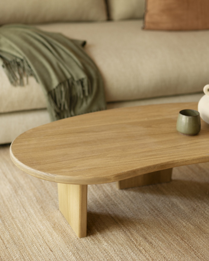 Table basse en bois massif de peuplier avec des formes organiques et trois pieds de 120cm