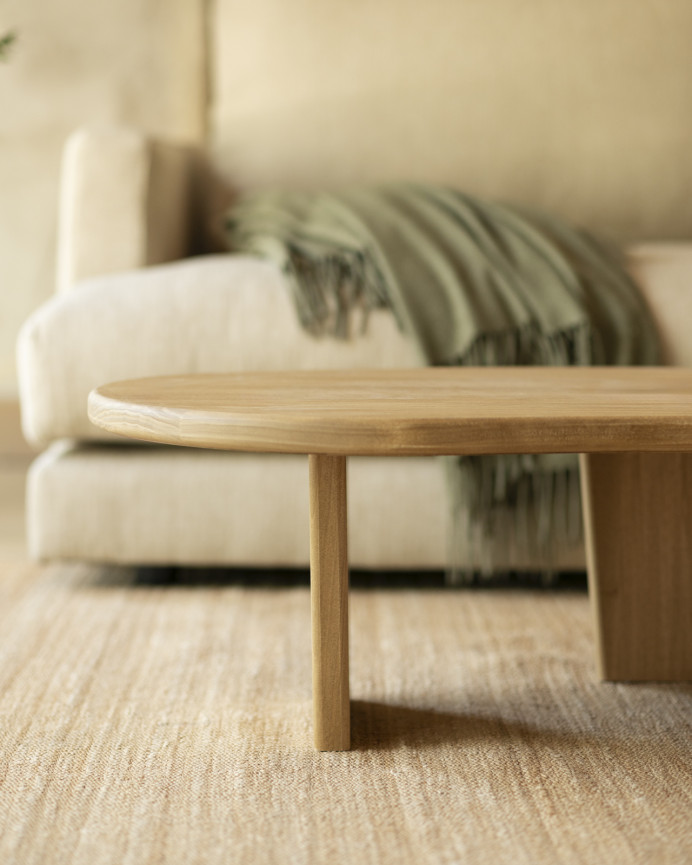 Table basse en bois massif de peuplier avec des formes organiques et trois pieds de 120cm