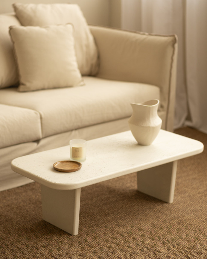 Table basse en microciment avec deux pieds de teinte blanc cassé de 95cm