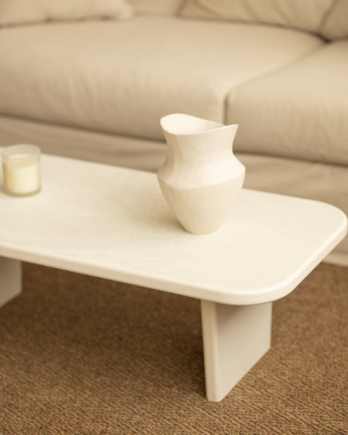 Table basse en microciment avec deux pieds de teinte blanc cassé de 95cm