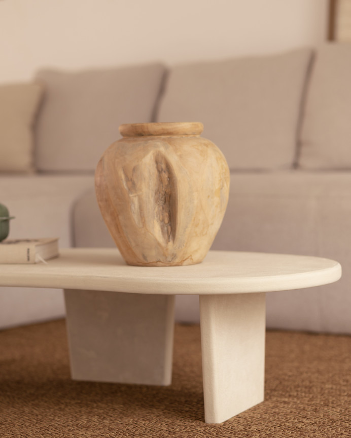 Table basse en microciment aux formes organiques avec trois pieds de teinte blanc cassé de 120cm