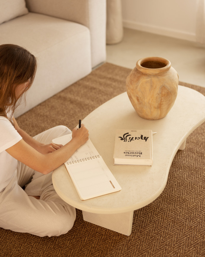 Table basse en microciment aux formes organiques avec trois pieds de teinte blanc cassé de 120cm