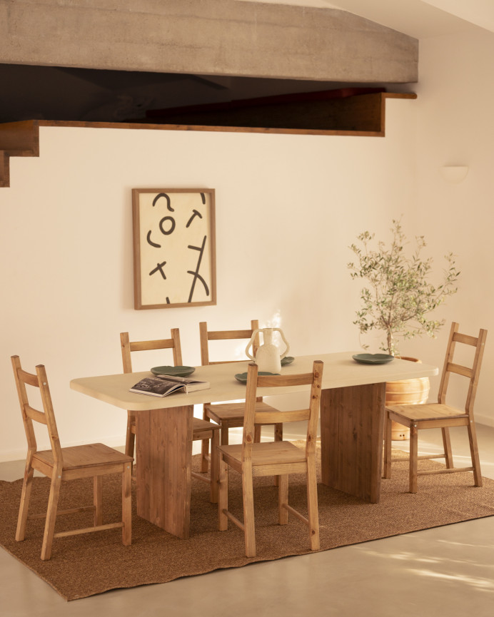 Table de salle à manger en microciment, de couleur blanc cassé avec des pieds en bois de chêne foncé de différentes taille