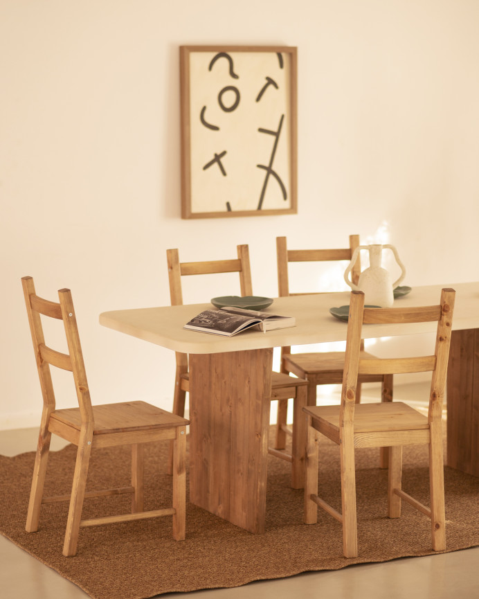 Table de salle à manger en microciment, de couleur blanc cassé avec des pieds en bois de chêne foncé de différentes taille