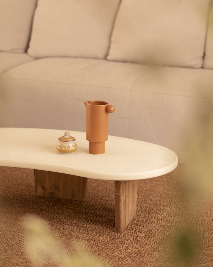 Table basse en microciment aux formes organiques avec trois pieds en bois de chêne foncé de 120cm