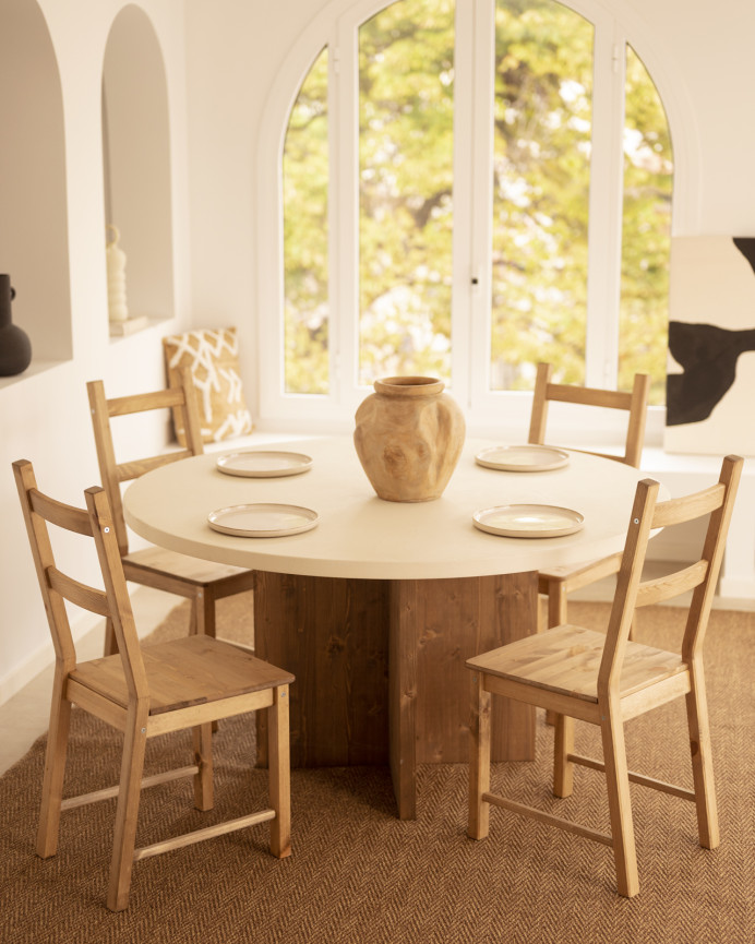 Table de salle à manger ronde en microciment de couleur blanc cassé avec des pieds en bois de chêne foncé en différentes taille