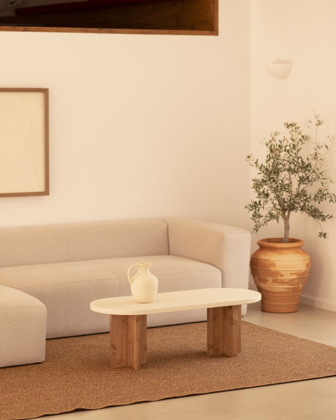 Table basse en microciment de couleur blanc cassé avec des pieds en bois de chêne foncé de 120x40 cm