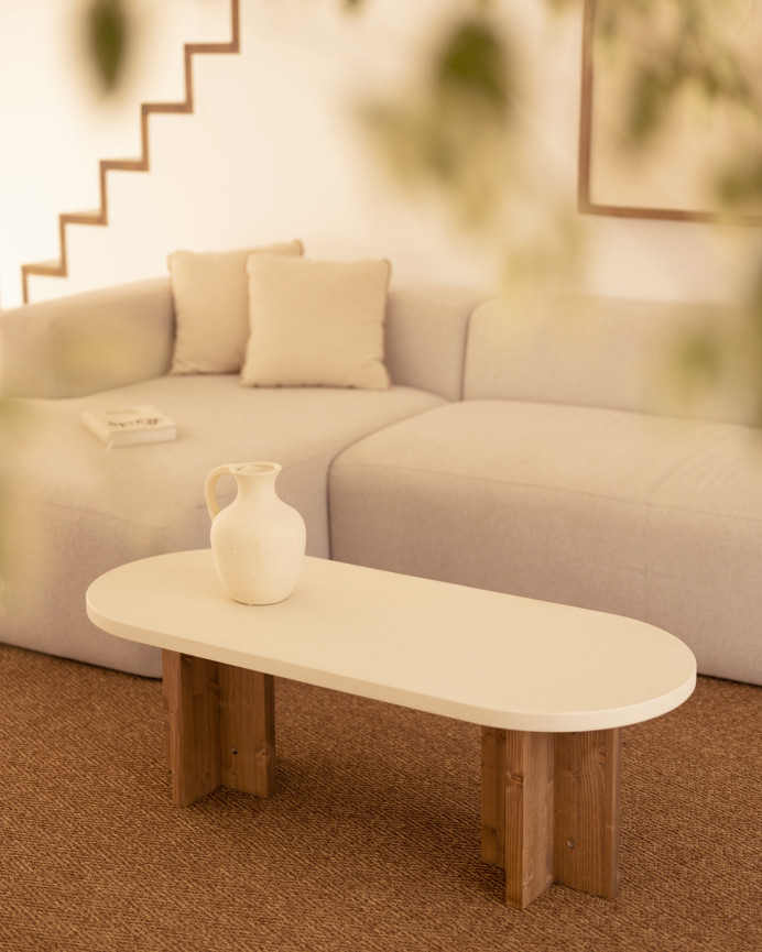 Table basse en microciment de couleur blanc cassé avec des pieds en bois de chêne foncé de 120x40 cm