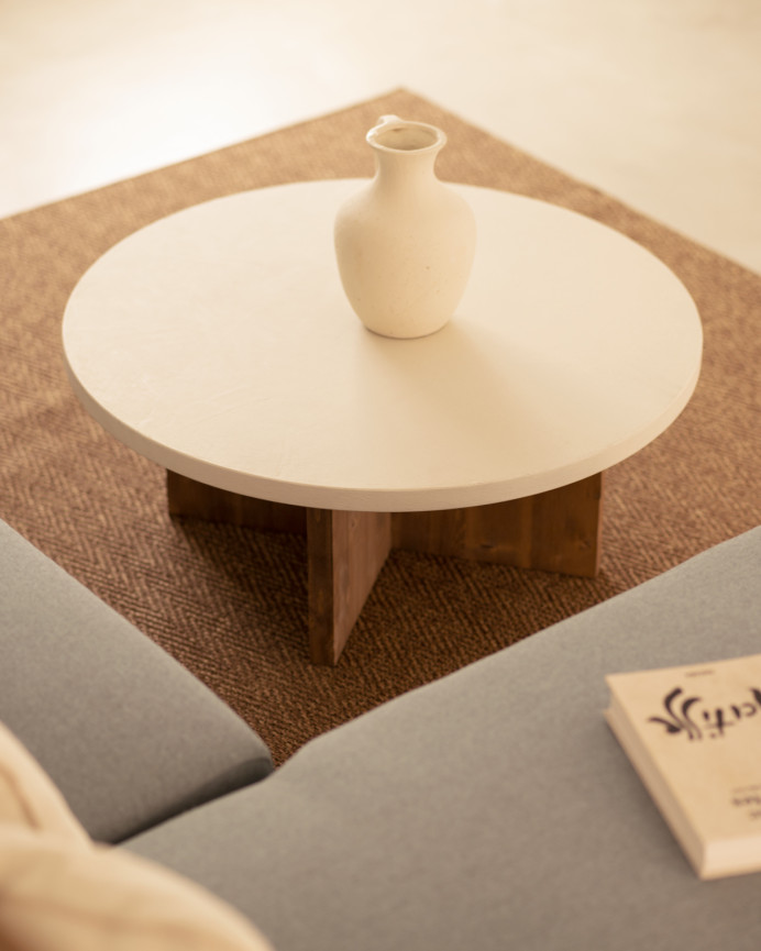 Table basse ronde en microciment de couleur blanc cassé avec des pieds en bois de chêne foncé en différentes tailles