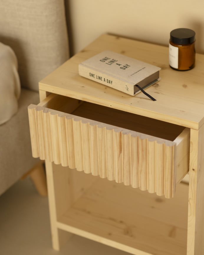 Table de chevet en bois massif avec un tiroir en ton naturel de plusieurs tailles