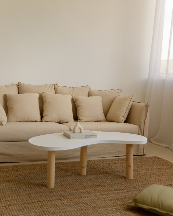 Table basse en bois massif avec plateau en teinte blanche et pieds en teinte naturelle de différentes tailles.