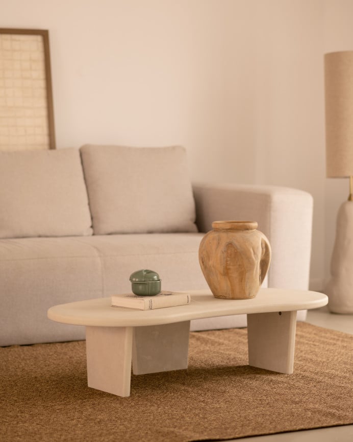 Table basse en microciment aux formes organiques avec trois pieds de teinte blanc cassé de 120cm