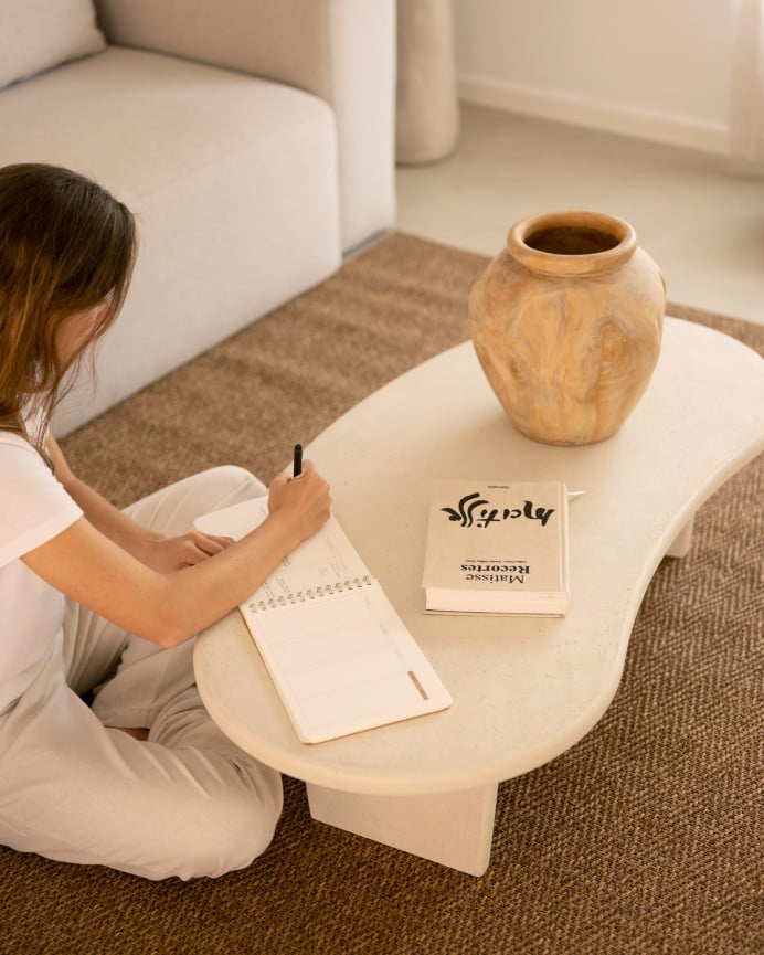 Table basse en microciment aux formes organiques avec trois pieds de teinte blanc cassé de 120cm