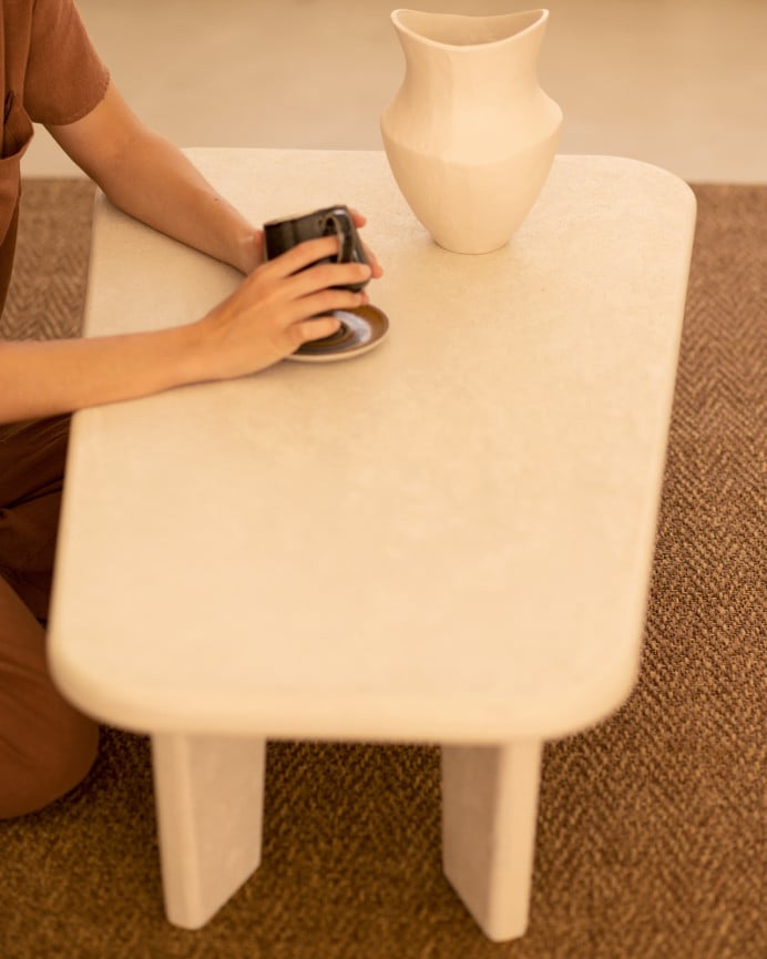 Table basse en microciment avec trois pieds de teinte blanc cassé de 100cm