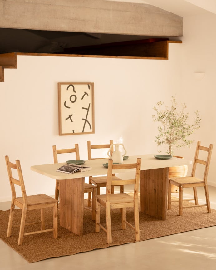 Table de salle à manger en microciment, de couleur blanc cassé avec des pieds en bois de chêne foncé de différentes taille