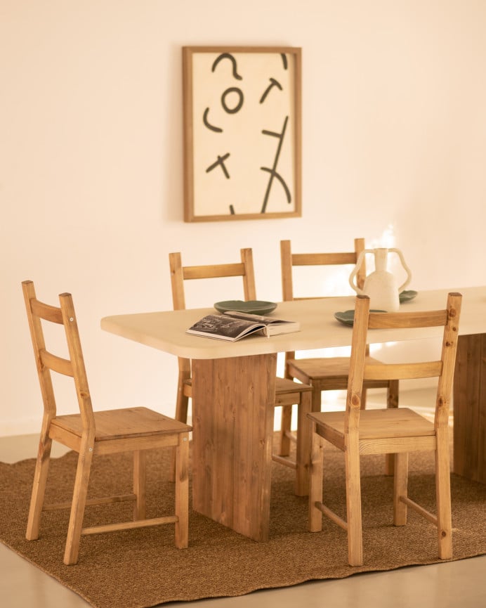 Table de salle à manger en microciment, de couleur blanc cassé avec des pieds en bois de chêne foncé de différentes taille