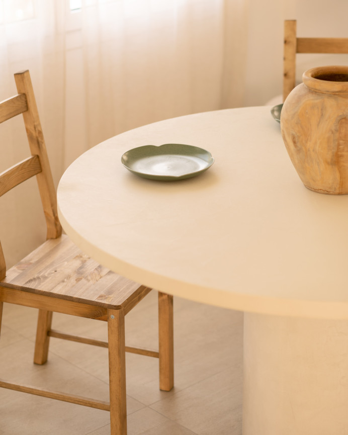 Pack table de salle à manger ronde Lucía en microciment et 4 chaises en chêne foncé en différentes tailles