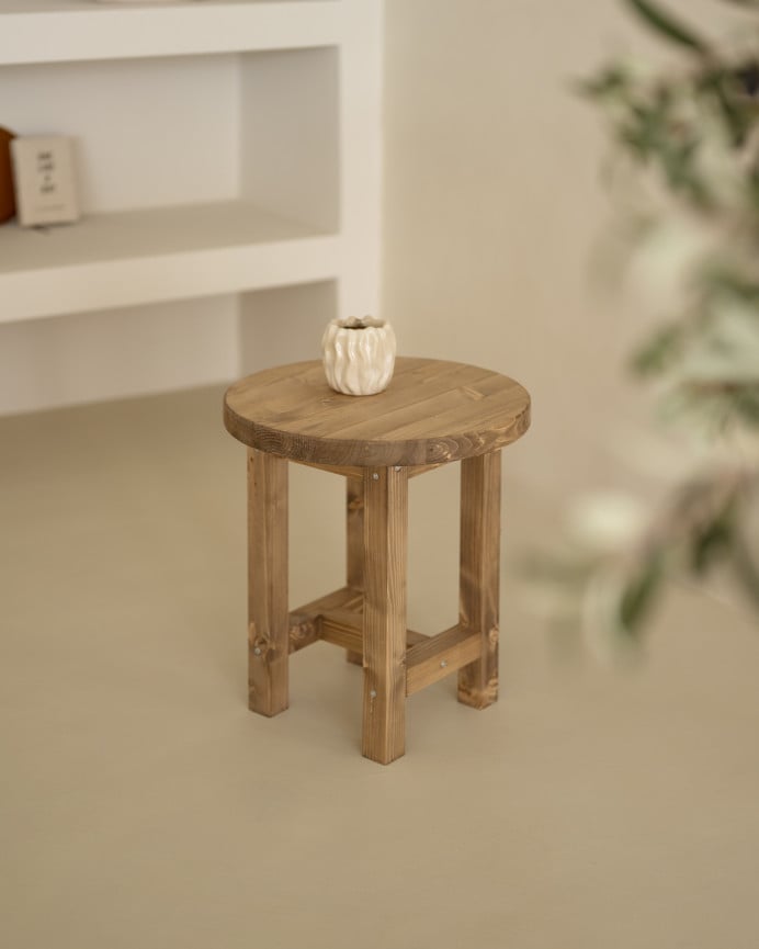 Table de chevet en bois massif ton chêne foncé 40x35cm