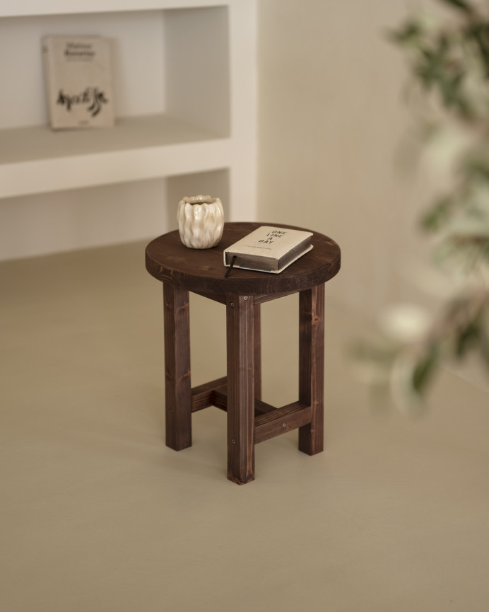 Table de chevet en bois massif ton noyer 40x35cm