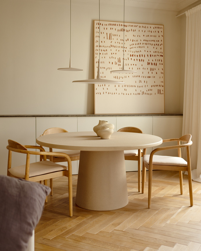 Table de salle à manger ronde en microciment ton beige de différentes tailles