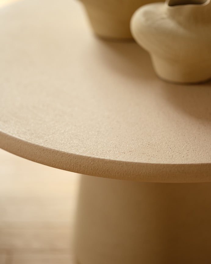 Table basse ronde en microciment ton beige de différentes tailles