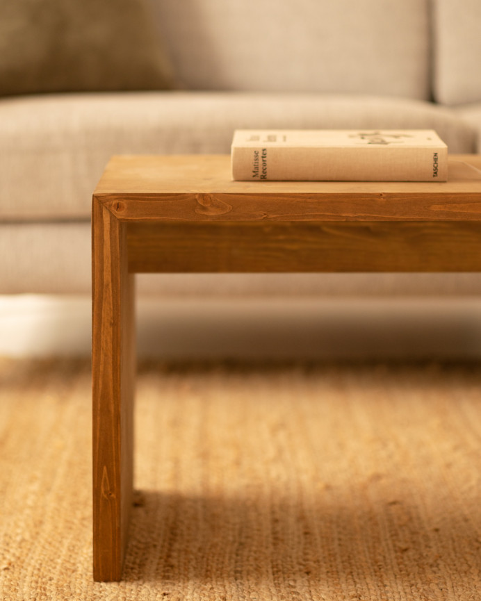 Table basse en bois massif ton chêne foncé de 109,4x59x35cm