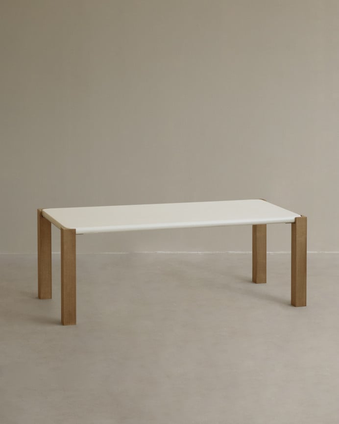 Table basse rectangulaire en effet mat blanc cassé et pieds en bois de peuplier en différentes tailles.