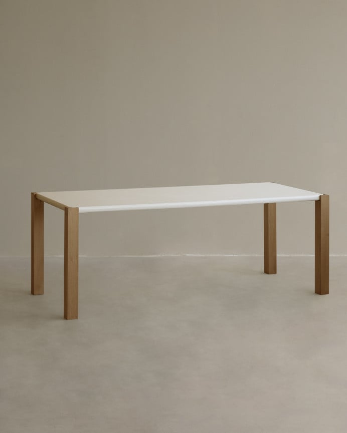 Table de salle à manger rectangulaire en effet mat blanc cassé et pieds en bois de peuplier en différentes tailles.