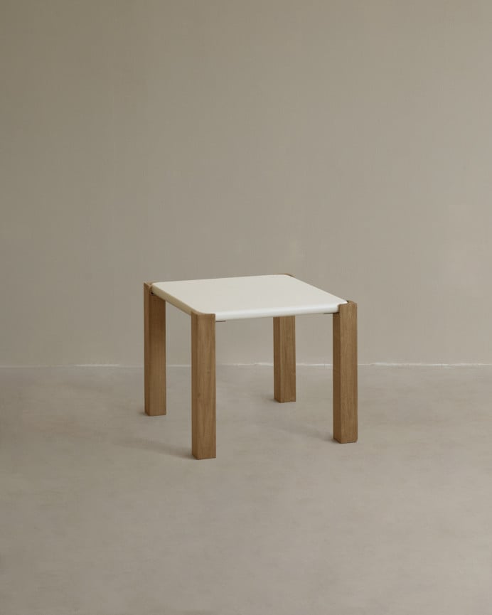 Table d'appoint carrée en effet mat blanc cassé et pieds en bois de peuplier en différentes tailles.