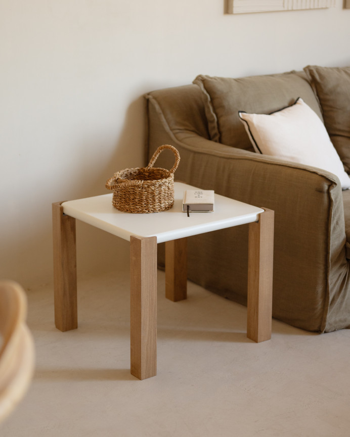 Table d'appoint carrée en effet mat blanc cassé et pieds en bois de peuplier en différentes tailles.