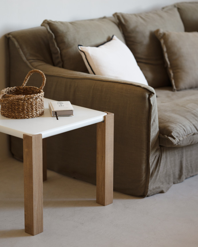 Table d'appoint carrée en effet mat blanc cassé et pieds en bois de peuplier en différentes tailles.