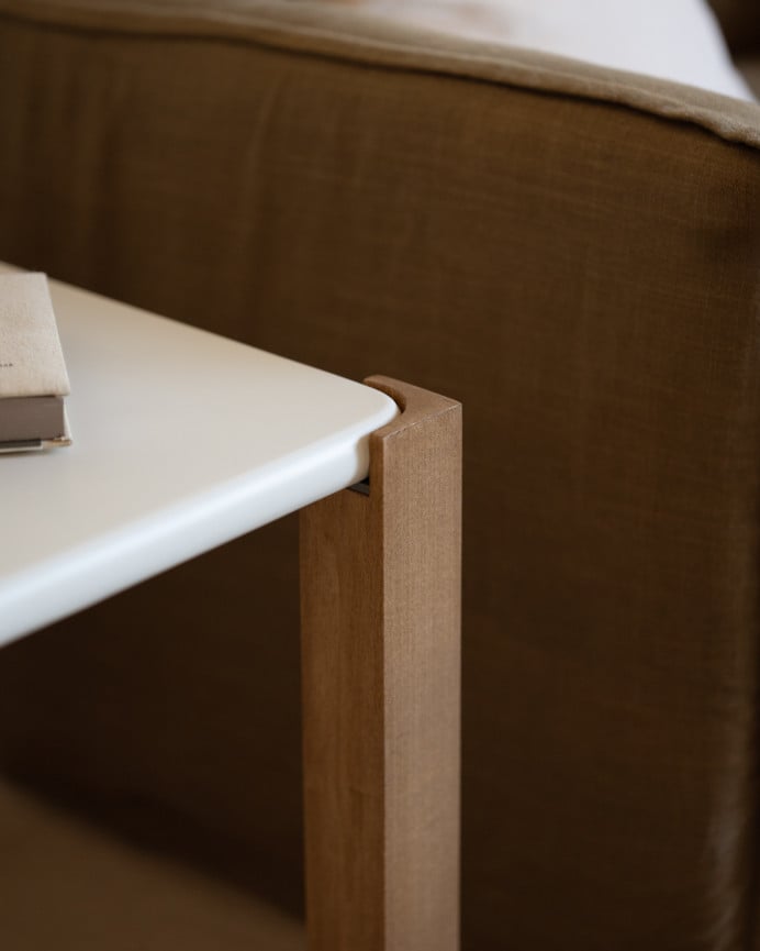 Table d'appoint carrée en effet mat blanc cassé et pieds en bois de peuplier en différentes tailles.