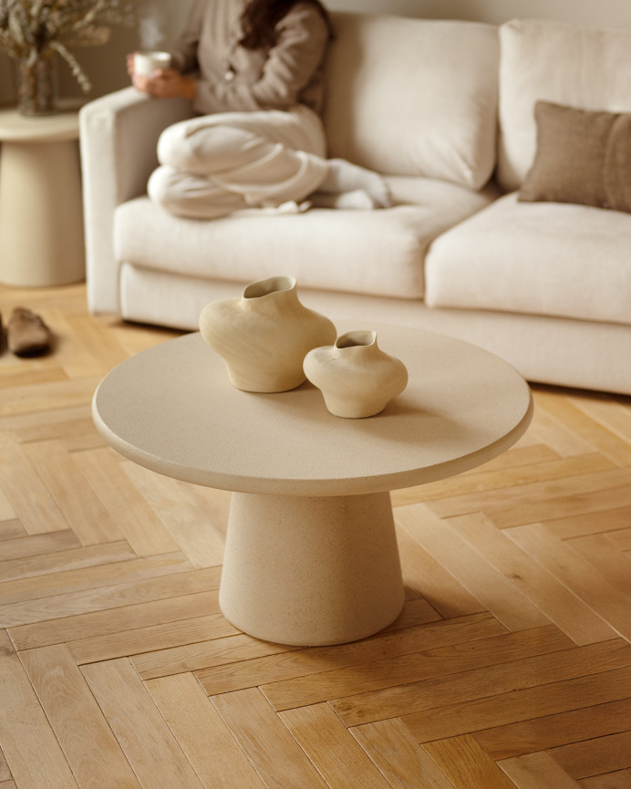 Table basse ronde en microciment ton beige de différentes tailles