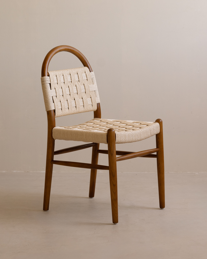 Chaise en bois d'orme de ton chêne foncé et assise en corde tressée color blanc de 87x47cm