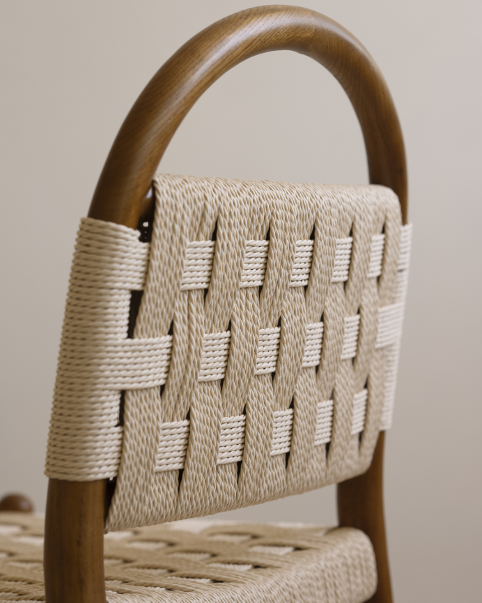 Chaise en bois d'orme de ton chêne foncé et assise en corde tressée color blanc de 87x47cm
