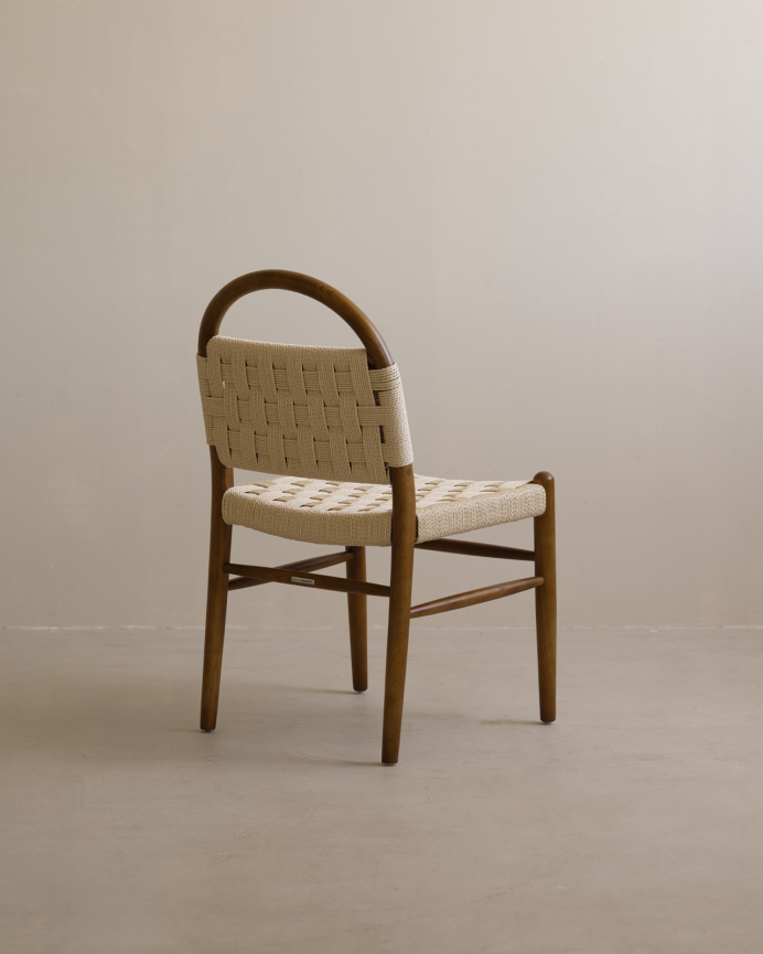 Chaise en bois d'orme de ton chêne foncé et assise en corde tressée color blanc de 87x47cm