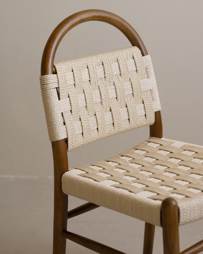 Chaise en bois d'orme de ton chêne foncé et assise en corde tressée color blanc de 87x47cm